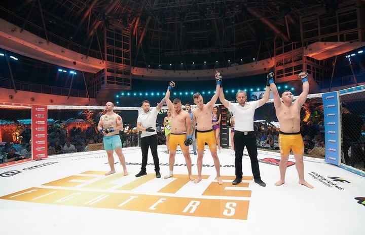 Experimentálny MMA zápas troch proti jednému mal očakávaný koniec